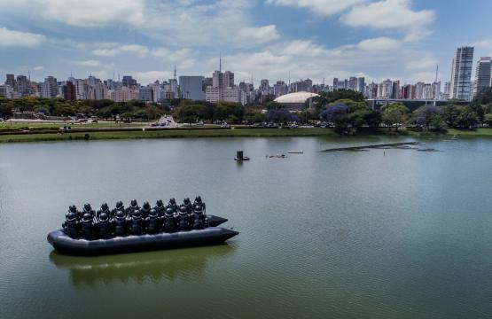 Bote do artista chinês Ai Weiwei flutua no lago do Ibirapuera nesta sexta