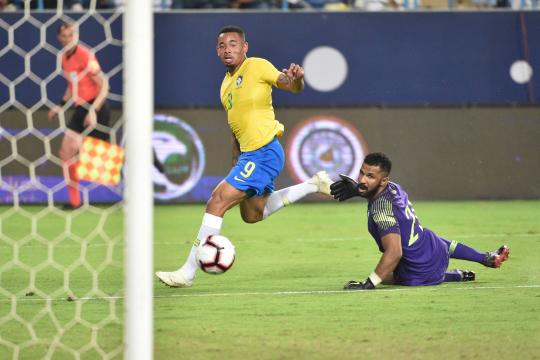 Após passar em branco na Copa, Gabriel Jesus volta à seleção com gol