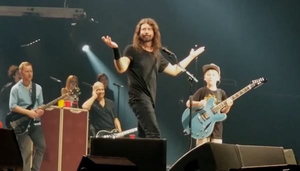 Foo Fighters faz cover de Metallica com menino de 10 anos em show nos EUA