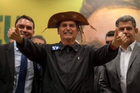 Bolsonaro põe políticos de volta no armário