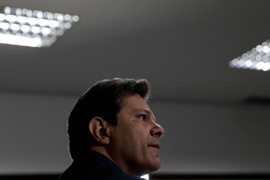 É falsa informação de cartaz sugerindo que Haddad vai legalizar pedofilia