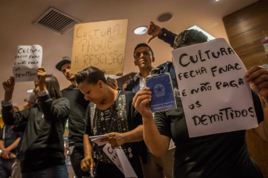 Demitidos da Fnac fazem protesto na Livraria Cultura por dívidas trabalhistas