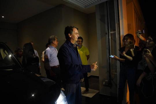 Para esconder bolsa de colostomia, Bolsonaro muda figurino