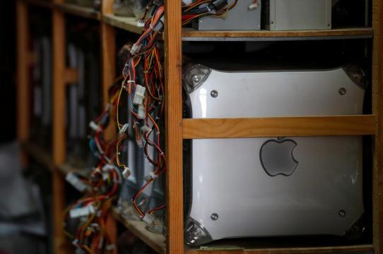 IT repairman seeks home for Apple collection, possibly world's largest
