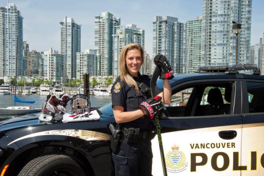 Estrela do hóquei canadense trabalha como policial em período integral