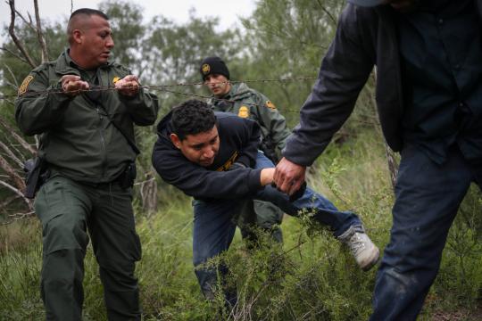 Número de famílias cruzando fronteira dos EUA bate recorde e enfurece Trump