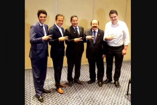 Mourão tira foto com Doria, e chefe do PSL em SP diz que ele só atrapalha Bolsonaro
