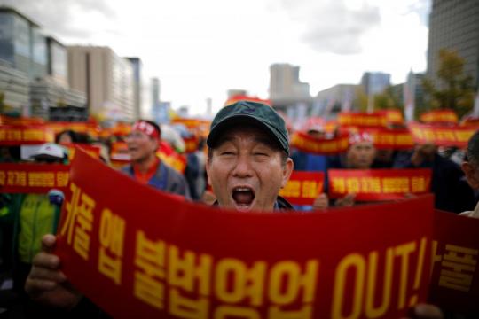 Thousands of Seoul taxi-drivers rally against plans for carpool service