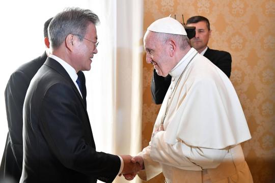 Presidente sul-coreano entrega carta de Kim Jong-un ao papa Francisco