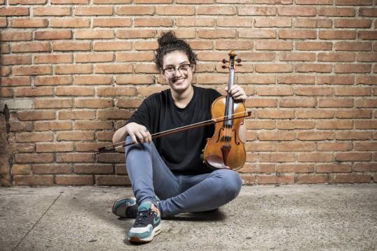 Violinista que tocava na avenida Paulista é aprovada em universidade na cidade de Mozart