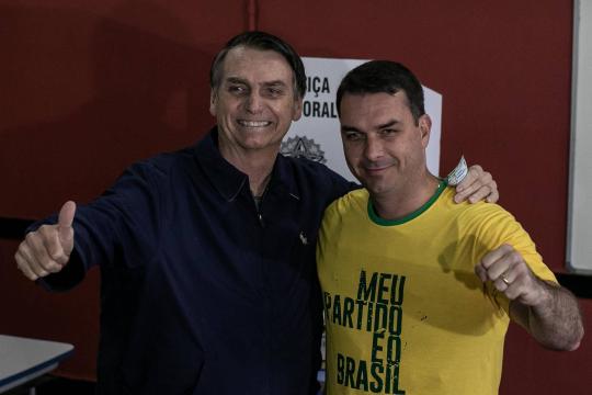 Flávio Bolsonaro diz que teve conta do WhatsApp banida