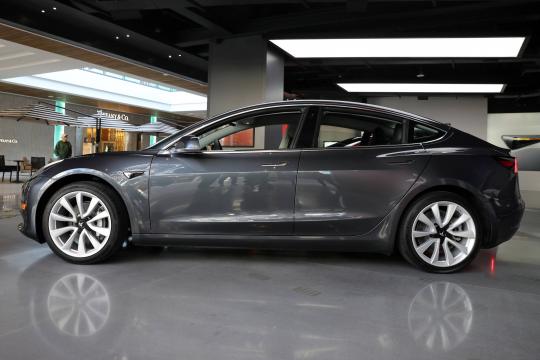 Tesla lança versão intermediária do Model 3 por US$ 45 mil