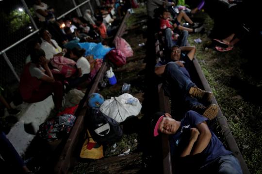 Migrants camp on bridge between Guatemala and Mexico as U.S. pressure mounts