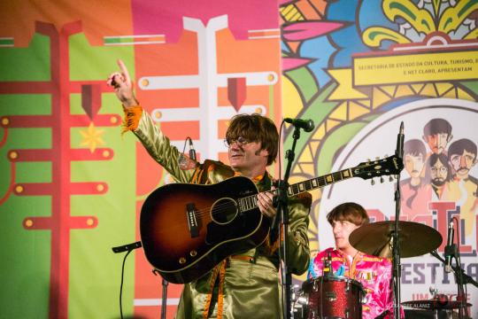 Banda cover dos Beatles faz show voltado para as crianças em shopping da zona norte de São Paulo