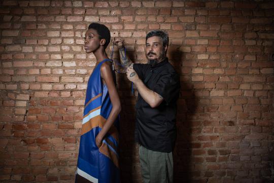 Com modelos negros e raiz indígena, João Pimenta levará questão racial à SPFW