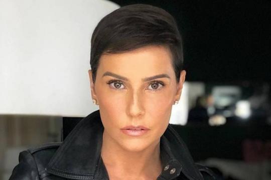 Após adotar cabelo curto, Deborah Secco fala em mudar estilo de se vestir: 'Um novo jeito de ser'