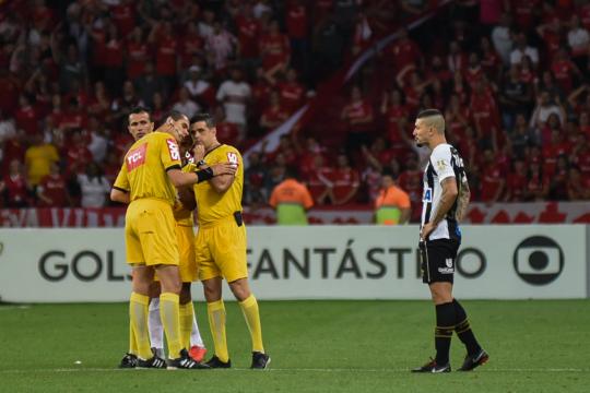 Globo atrasa replay em Inter x Santos para não influenciar arbitragem