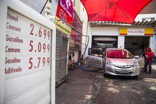 Preço da gasolina nas refinarias é o menor em quase dois meses