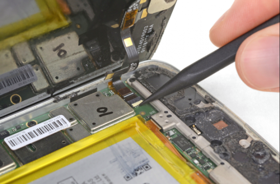 Motorola is partnering with iFixit to sell official DIY phone repair kits