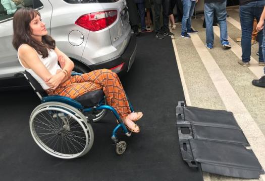 Ford revela tapete que ajuda cadeirante a transpor desnível na calçada