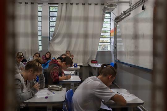 Você é da elite. O que você faz para melhorar a educação?