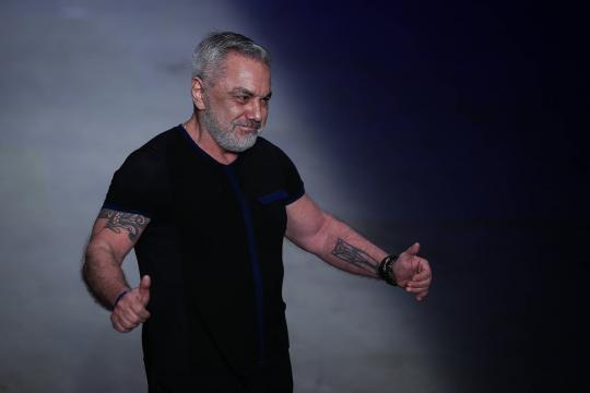 Lino Villaventura celebra 40 anos de marca com desfile performático na SPFW