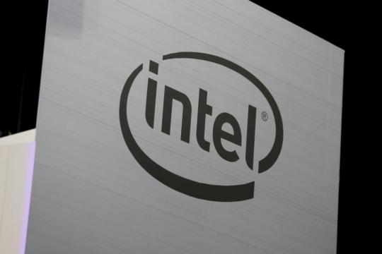 Intel bucks chip industry woes; powered by PCs, iPhones