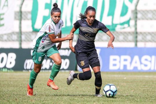 Com salários e premiação irrisórios, futebol feminino ainda engatinha