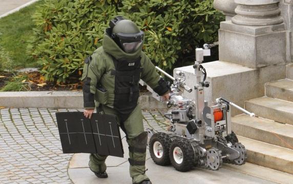 How Do Bomb Squads Assess a Suspicious Package?