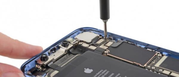 The iPhone XR gets the iFixit treatment