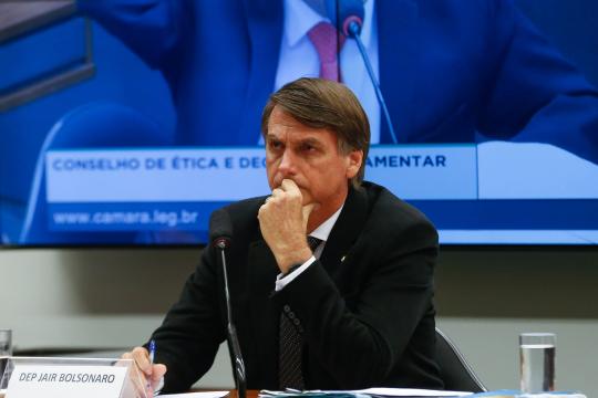 Em transmissão, Bolsonaro diz que universidade não é lugar de protesto