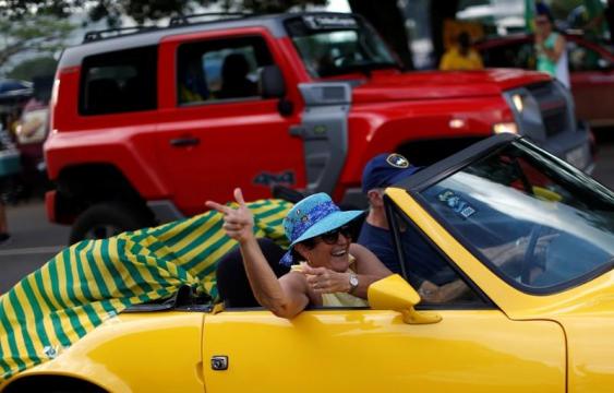 Brazil leftist's hopes of catching Bolsonaro slim, but gap narrows