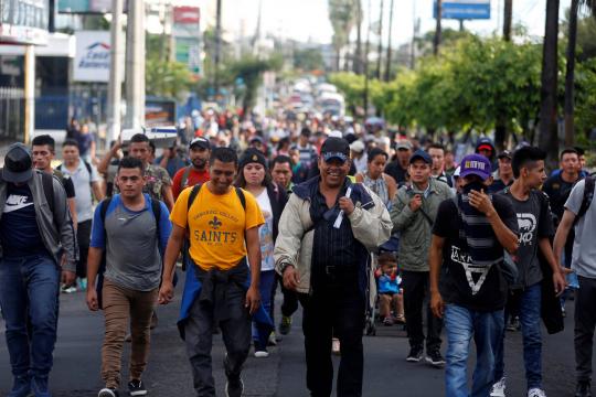 Novo grupo de migrantes deixa El Salvador a caminho dos Estados Unidos