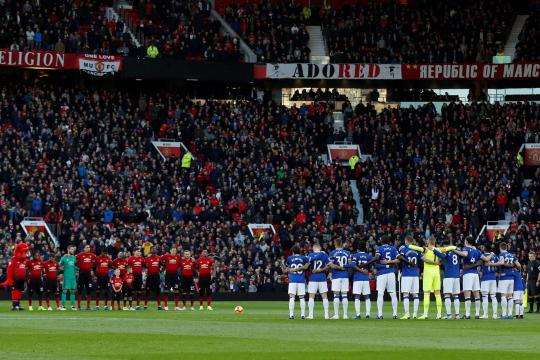 Times ingleses homenageiam dono do Leicester após acidente