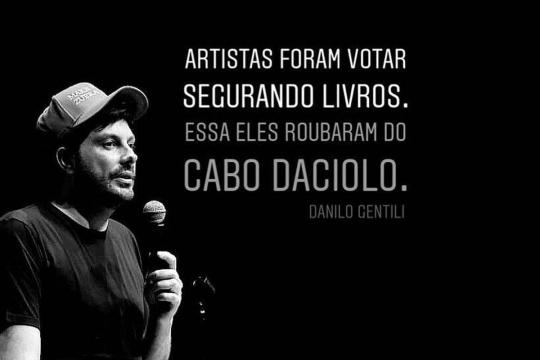 Danilo Gentili faz piada com artistas que levam livros para locais de votação