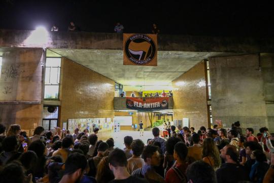 Protesto 'contra o comunismo' na UnB acaba em ato 'contra fascismo' e tumulto