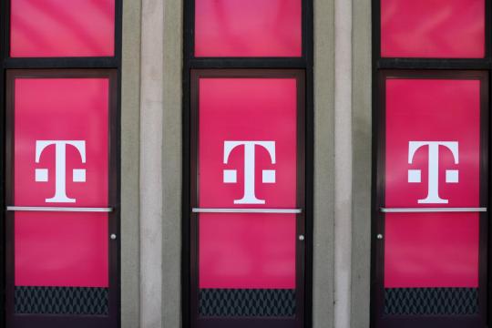 T-Mobile tops expectations for new phone subscriptions