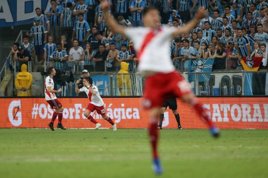 Grêmio entra em colapso no fim e leva virada do River, que vai à final