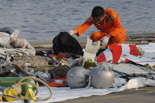 Mergulhadores encontram caixa-preta de avião que caiu na Indonésia