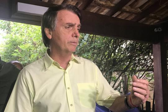 Bolsonaro promete apoiar acordo Embraer-Boeing