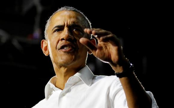 Obama warns against fear, Trump touts economy on campaign trail