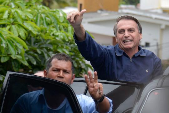 Bolsonaro ameaça cortar laços diplomáticos com Cuba