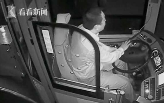 两学生没钱坐车 公交司机将线路“延伸”14公里