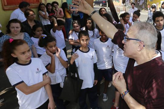 Professor transforma ruas do centro de São Paulo em sala de aula