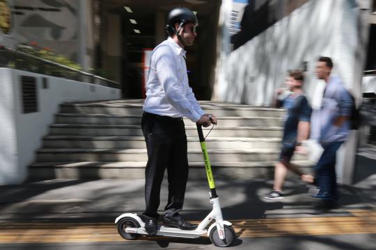 Novidade com futuro incerto, patinete elétrico chega às ruas de SP