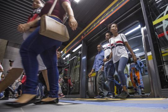 Torcedores do São Paulo elogiam nova estação de metrô a 1,4 km do Morumbi