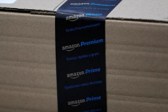 Amazon drops free shipping minimum in tussle for holiday sales