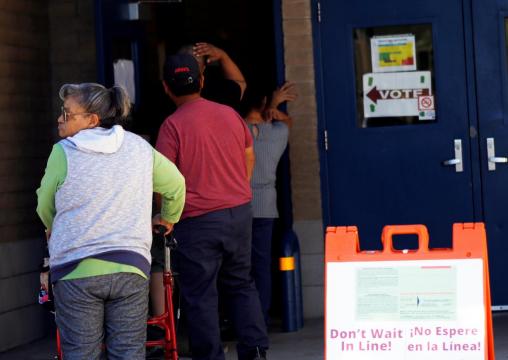A dozen U.S. states see problems with voting machines: rights groups