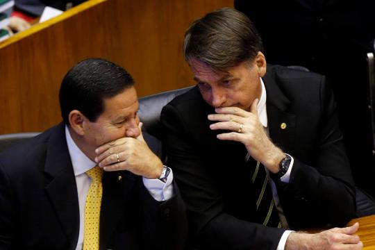 Defesa deve ser entregue a oficial da Marinha, diz Mourão