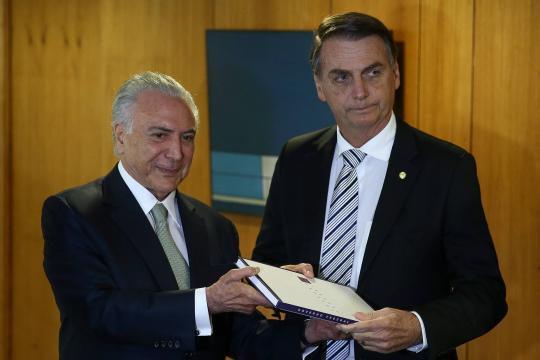 Bolsonaro afirma que vai fechar embaixadas ociosas do Brasil no exterior